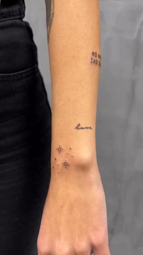 Tattoos To Get In France, Small London Tattoo, Study Abroad Tattoo Ideas, Study Abroad Tattoo, Paris Tattoo Ideas, London Tattoo Ideas, K Tattoo Ideas, Drawing On Skin, Sticker Sleeve