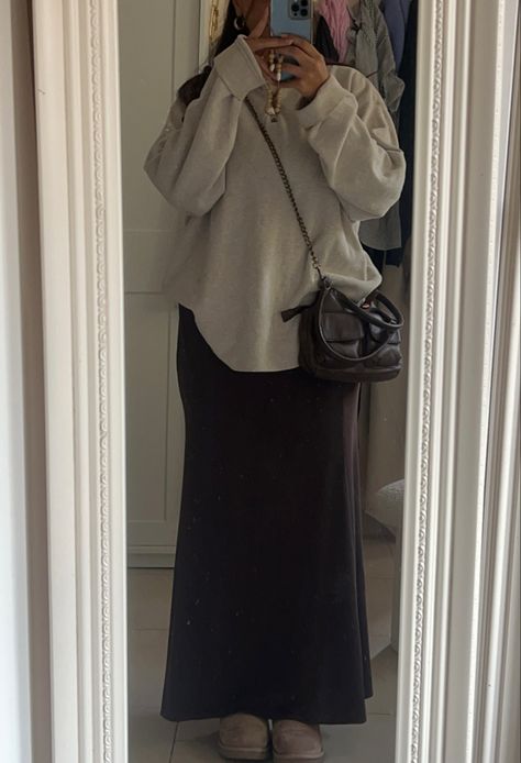 Autumn outfit skirt sweater Long Skirt Chunky Sweater, Knit Sweater Skirt Outfit, Long Black Skirt Fall Outfit, Long Fitted Skirt Outfits, Long Skirt With Sweater Outfit, Long Skirt Fall Outfits, Workout Skirt Outfit, Skirt With Sweater Outfit, Black Maxi Skirt Outfit