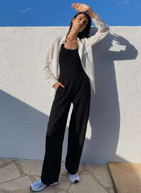 Black Sweatpants Outfit Summer, Wide Leg Leggings Outfit, Sweatpants Outfit Summer, Wide Leg Sweatpants Outfit, Black Sweatpants Outfit, Sanne Vloet, Wide Leg Leggings, Everyday Casual Outfits, Sweatpants Style