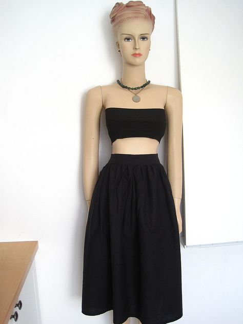 The FREE sewing pattern for this bandeau top and the skirt are on Greenie Dresses for Less. #diybandeautop #diymidiskirt #diyfashion Diy Bandeau Top, Diy Midi Skirt, Free Sewing Pattern, Make Your Own Clothes, Womens Sewing Patterns, Sewing Skirts, Sewing Design, Victoria Dress, Clothes Ideas