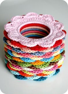 DIY: crochet flower ring Coco Rose Diaries, Mary Go Round, Flower Magic, Bracelet Crochet, Confection Au Crochet, Crochet Hair Accessories, Crochet Bracelet, Crochet Diy, Crochet Flower Patterns