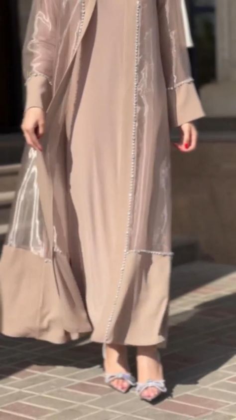 Abaya Style Dubai, Modest Abaya, Islamic Fashion Dresses, Estilo Hijab, Abaya Design, Womens Trendy Dresses, Stylish Short Dresses, Abaya Style, Salwar Kamiz