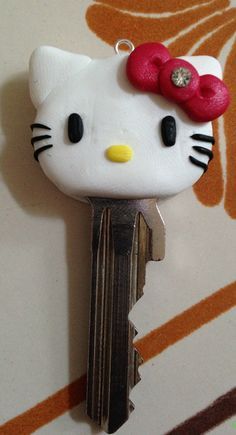 Hello Kitty polymer clay key cap Crea Fimo, Diy Hello Kitty, Diy Fimo, Clay Keychain, Hello Kitty Crafts, Clay Diy Projects, Clay Crafts Air Dry, Key Cap, Polymer Clay Diy