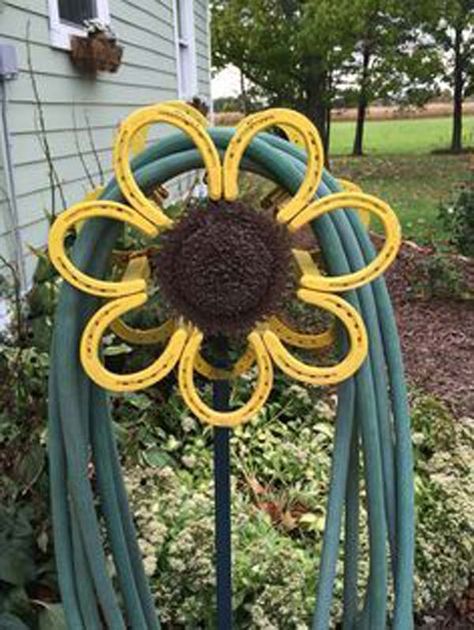 Horseshoe Crafts Projects, Garden Hose Holder, Welding Crafts, Horseshoe Projects, Horseshoe Decor, Horseshoe Crafts, Hose Holder, Welding Art Projects, Horseshoe Art