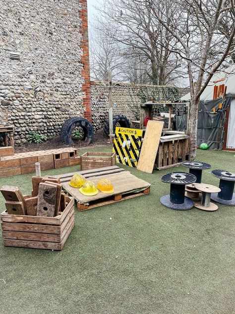 Outside Construction Area Eyfs, Construction Area Early Years Outdoor, Outdoor Construction Area Eyfs, Garden Eyfs, Construction Area Early Years, Construction Area Ideas, Eyfs Activities, Creation Station, Construction Area