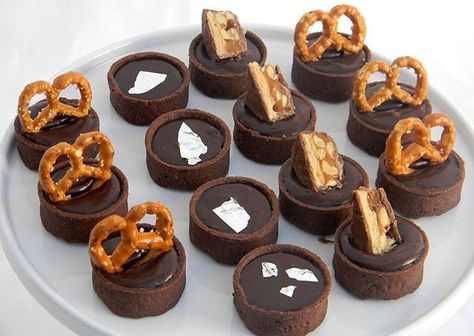 Mini choc tarts Mini Desserts, Caramel Sauce, Wedding Food, Purple Wedding, Tart, Caramel, Sauce, Cafe, Purple