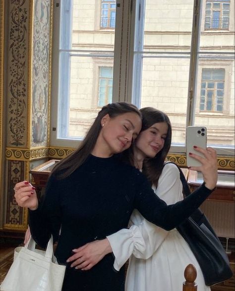 Old Money Best Friends, Sisters Goals, Friend Pictures Poses, Friend Poses Photography, Best Friends Aesthetic, Friend Goals, Friend Poses, Instagram Photo Inspiration, Friend Photoshoot