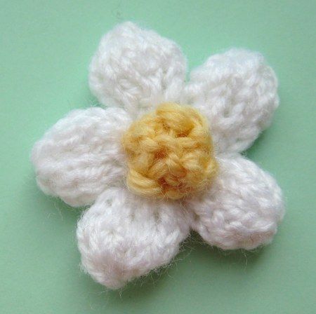 Free Knitted Flower Patterns, Knitted Flowers Free, Knitted Flower Pattern, Knit Flowers, Daisy Hair, Knit Headband Pattern, Knitting Stitches Tutorial, Yarn Flowers, Baby Cardigan Knitting Pattern