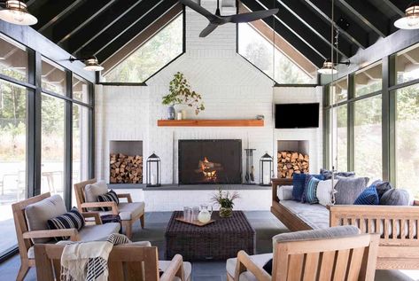 21 Beautiful and Inspiring Farmhouse Sunroom Decorating Ideas Scandinavian Sunroom, Farmhouse Sunroom, Sunroom Decor, White Brick Fireplace, Painted Brick Fireplace, Brick Fireplace Makeover, Sunroom Decorating, Sunroom Designs, Room Cozy