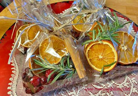 Apple Potpourri Recipes, Orange Potpourri, Potpourri Diy, Holiday Potpourri, Dried Potpourri, Homemade Potpourri, Potpourri Gift, Simmer Pot Recipes, Stove Top Potpourri