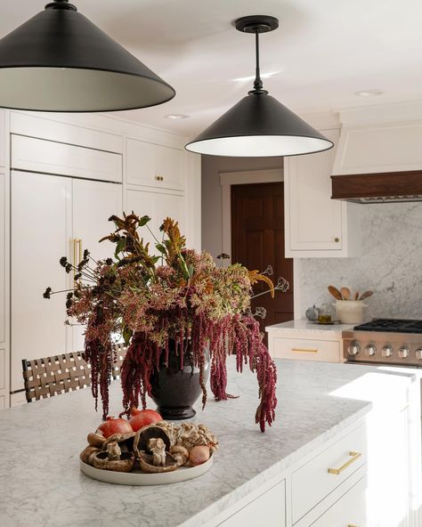 Fall is officially here! This kitchen looks great in every season, but we loved styling it with autumn in mind — dried florals, vintage art, and moody touches that made it feel like the coziest space 🍂 Design: @cohesivelycurated Photo: @caskro Styling: @cozbi_jean GC: @rhhconstruction . . . #cohesivelycurated #IDCOatHome #CurrentDesignSituation #InMyDomaine #MakeTimeForDesign #VogueLiving #ElleDecor #InteriorStyling #seattleinteriors #bellevueinteriors #seattleinteriordesigner #kitchenremode... Kitchen Corner Decor, Classic White Kitchen Design, Grey Marble Countertops, Kitchen Remode, Classic White Kitchen, Corner Decor, Classic Interior Design, Vogue Living, Kitchen Island Lighting Pendant