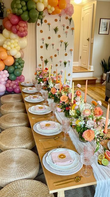 Bridal Brunch Picnic, Flower Arrangements Party Ideas, Women 70th Birthday Party Ideas, Garden Brunch Birthday Party, Flower Theme Brunch, Bridal Shower Table Flowers, Backyard Brunch Bridal Shower Ideas, Bridal Shower Needs, Floral Brunch Table Setting