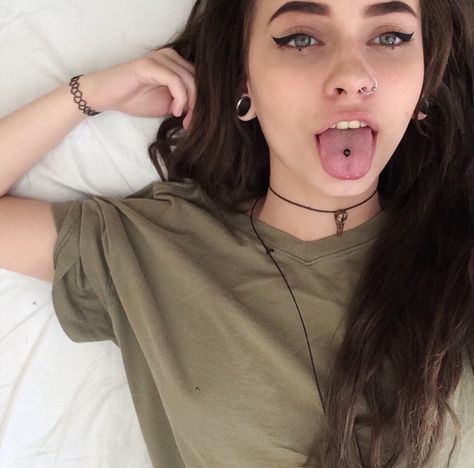 @gillianvidegar Tongue Piercing Aesthetic, Alex Brooke, Piercings Corps, Piercing Tongue, Piercing Face, Piercing Girl, Tongue Piercings, Helix Piercings, Smiley Piercing