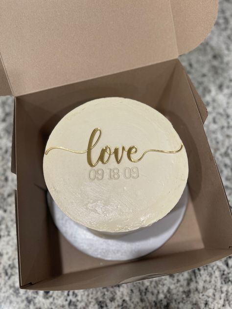 Off white round cake for couple’s wedding anniversary Wedding Cakes Minimal, Minimal Anniversary Cake, Mini Anniversary Cake Ideas, Wedding Anniversary Cake Aesthetic, Anniversary Cakes Aesthetic, Save The Date Cake Ideas, Anniversary Aesthetic Cake, Wedding Anniversary Bento Cake, 1 Year Anniversary Cake Aesthetic