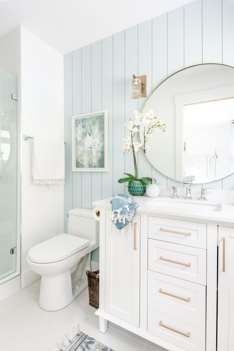 Whole Home Benjamin Moore Paint Color Scheme | The Happy Housie Raised Ranch, Styl Hampton, Bedroom Ensuite, Interior Bathroom, Coastal Bathrooms, Paint Colors Benjamin Moore, Split Level, Bathroom Renos, House Bathroom