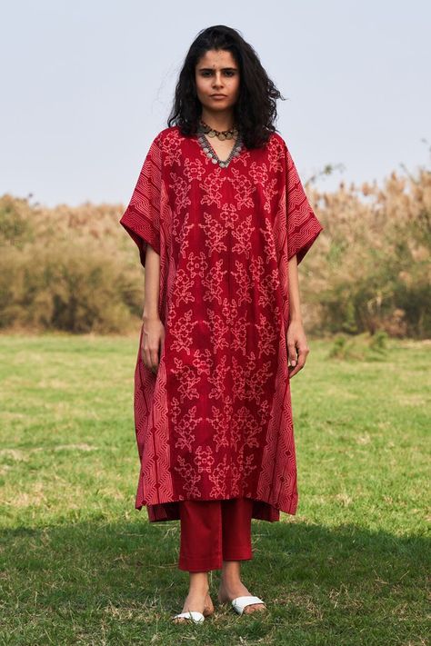 Kaftan Kurti, Tassels Fashion Clothing, Maternity Overalls, Women Kurti, Cotton Kurtis, Kaftan Designs, Long Kurta, Latest Dress Design, Simple Kurta Designs