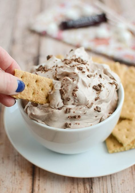 S'mores Fluff - deliciously creamy dip that's perfect for dipping graham crackers or fresh fruit! Marshmallow Fluff Recipes, Dessert Dip Recipes, Biscuits Graham, Fluff Recipe, Fluff Desserts, Sweet Dips, Creamy Dip, Marshmallow Creme, Dessert Dips