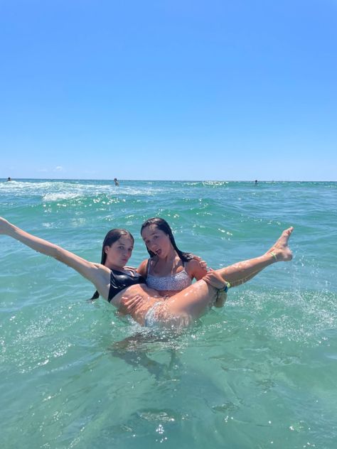 Beach Pics To Take With Your Bestie, Picture Ideas At The Beach With Friends, Pics To Recreate With Your Bff At The Beach, Cute Bsf Beach Pictures, Bestie Beach Pics Picture Ideas, Pool Poses, Cute Beach Pictures, Photos Bff, Beach Australia