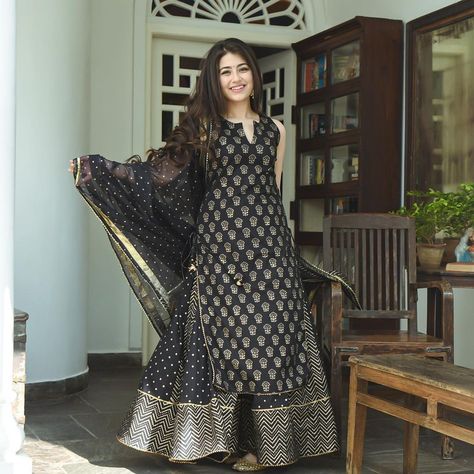 Aditi Bhatia Dresses, Black Plazo, Plazo Kurti, Pakistani Dresses Party, Aditi Bhatia, Haute Couture Fabric, Salwar Neck Designs, Punjabi Salwar, Indian Outfits Lehenga