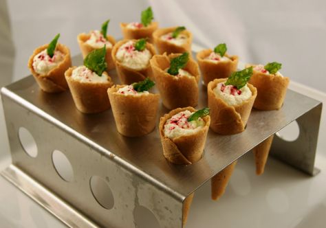 Doing some entertaining this summer? Check out these little beauties. These are cornets filled with parmesan mousse, topped with tomato powder and finished with fried basil leaves. For the parmesan… Fried Basil, Tomato Powder, Parmesan Reggiano, Italian Cream, Molecular Gastronomy, Food Projects, Hors D'oeuvres, Parmigiano Reggiano, Basil Leaves