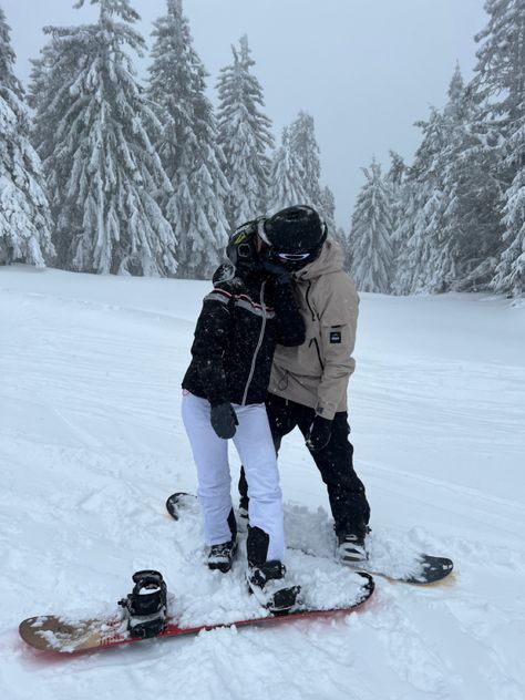 Couples Snowboarding Aesthetic, Snow Board Couple, Ski Date Aesthetic, Snowboarding Couple Aesthetic, Snowboard Boyfriend, Snowboard Couple Pictures, Snowboarding Couple Pictures, Couple In Snow Aesthetic, Ski Trip Couple