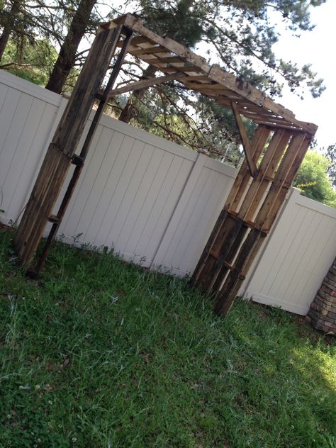 Arch made from pallets Pallet Arch Wedding, Pallet Wedding Arch, Pallet Archway, Diy Wood Wedding Arch, Pallet Arch, Pallet Arbor, Wedding Arch Wood Rustic, Backyard Wedding Decorations, Palette Projects