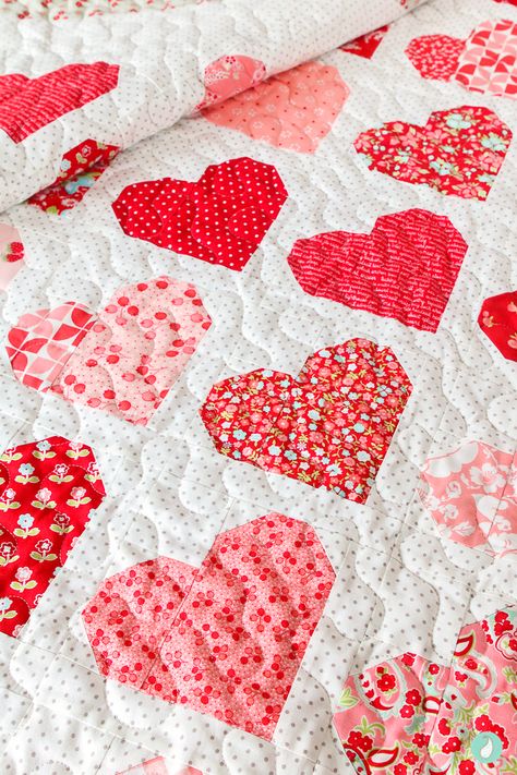 Quilted Valentines Ideas, Valentines Quilt Patterns, Quilts With Hearts, Valentines Quilt, Crumb Quilting, Valentine Quilts, Block Quilt Ideas, Quilt Heart, Patchwork Quilting Designs