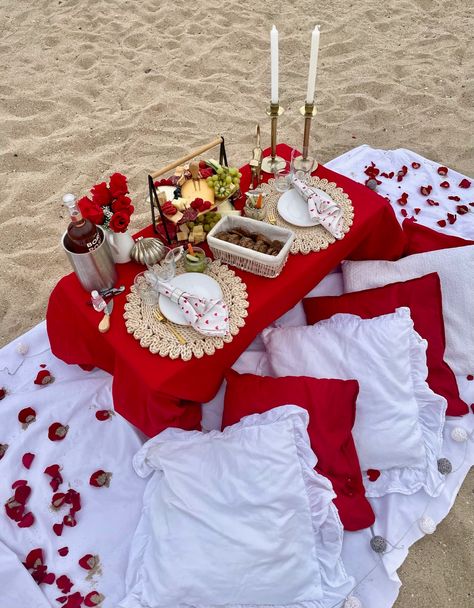 Valentines Indoor Picnic, Piknik Ideas Romantic, Valentine Picnic Ideas For Couples, Indoor Picnic Date Romantic, Valentines Day Picnic Ideas, Picnic Valentines Day, Romantic Picnic Ideas For Couples, Room Creative Ideas, Picnic Romantico