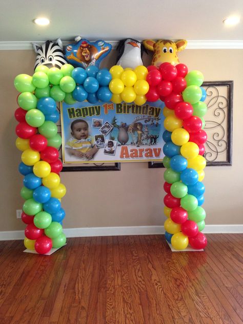 Squared balloon arch. Madagascar theme. Spiral meets color blocking. Square Arch Balloon Garland, Square Balloon Arch With Backdrop, Square Balloon Garland, Square Balloon Arch Frame, Square Arch Balloon, Square Balloon Arch, Musical Birthday Party, Prom Balloons, Superhero Balloons