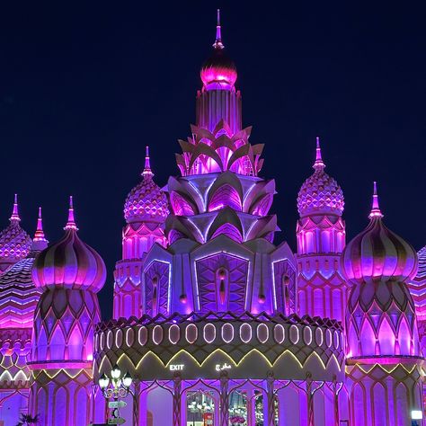 30 days of my favourite places in Dubai 🇦🇪 Day 7: Global village Global village is a hit or a miss but it completely depends on what you are looking for. The food here is amazing. You get to try so many different types of food and experience so many different cultures all in one place. My favourite food here defo has to be the Birria tacos (they are so good I don’t even have a picture because they are gone by the time I remember to take one🥲) The only downside is that it is only open fr... Places In Dubai, Different Types Of Food, Birria Tacos, Global Village, Favourite Food, Different Cultures, Day 7, Types Of Food, In Dubai