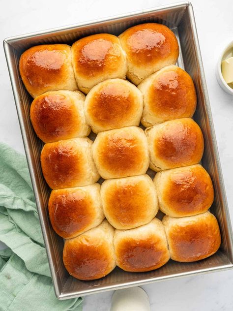 Soft and fluffy, these homemade Sweet Hawaiian Rolls are going to be your family’s favorite. Served up as a side dish, for sandwiches, or just to snack on. Homemade Sweet Hawaiian Rolls, Hawaii Rolls Recipes, Hawaiian Sweet Rolls Garlic Bread, Girl Meets Farm Hawaiian Rolls, Homemade Hawian Rolls, Hawaiian Bread Rolls, Sweet Dinner Rolls, Sweet Roll Recipe, Breastfeeding Foods