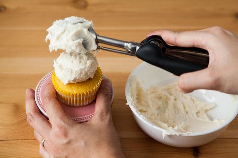 Ways To Frost Cupcakes, Cupcake Icing Techniques, How To Ice Cupcakes, Cupcake Frosting Techniques, Store Bought Icing, Frost Cupcakes, Frozen Cupcakes, Homemade Buttercream Frosting, Store Bought Frosting