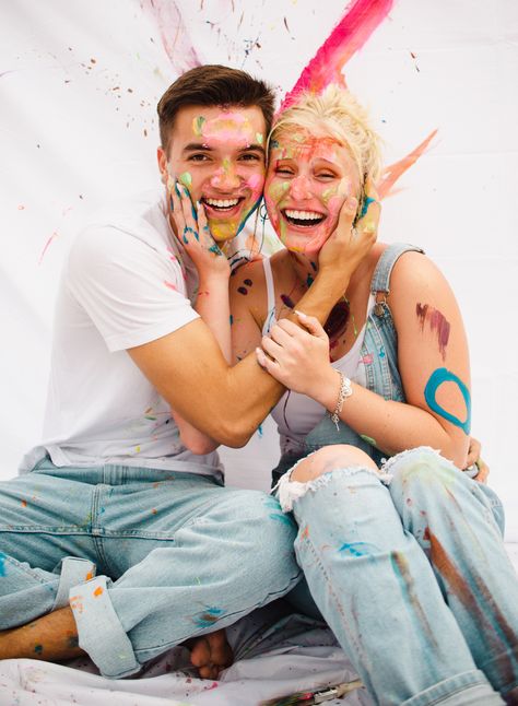 Splatter Paint Photoshoot Couples, Holi Family Photoshoot, Couples Paint Photoshoot, Holi Photoshoot, Paint Photoshoot, Brooklyn Photography, Creative Couples Photography, Creative Engagement Photo, Pregnancy Belly Photos