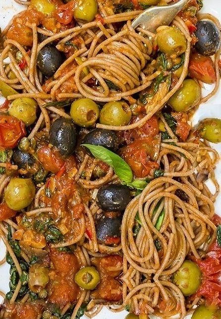 Puttanesca Recipe, Spaghetti Alla Puttanesca, Puttanesca Sauce, Alla Puttanesca, Italian Chef, Low Carb Paleo, Spaghetti Recipes, Italian Pasta, Anchovies