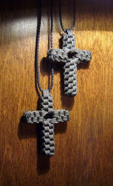 paracord crosses Paracord Cross, Paracord Projects Diy, Scout Crafts, Knot Bracelets, Brownie Girl, Cross Keychain, Paracord Diy, Paracord Knots, Christian Crafts