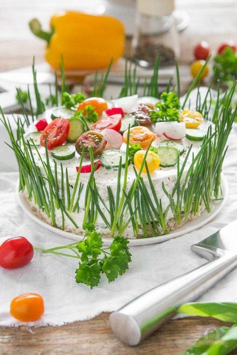 Before you run to chase the Easter bunny, make sure you feed yourself with energized, fresh, extremely delicious meals inspired by the selected Easter recipes. Sandwich Torte, Decorações Com Comidas, Sandwich Cake, Makanan Diet, Easter Brunch, Food Humor, Easter Recipes, Sandwich Recipes, Food Presentation