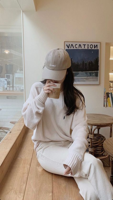 Cap Poses Women, Photo In Cafe Ideas, Casual Photoshoot, Korean Winter Outfits, Comfy Outfits Winter, Outfit Korean Style, Comfy Winter, Korean Casual Outfits, Casual Day Outfits