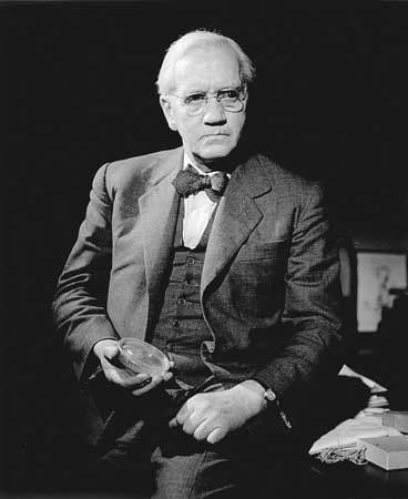 Alexander Fleming | Biography, Education, Discovery, & Facts | Britannica Famous Freemasons, Alexander Fleming, Scottish People, Historia Universal, Extraordinary People, Historical People, People Of Interest, Nobel Prize, Medical History