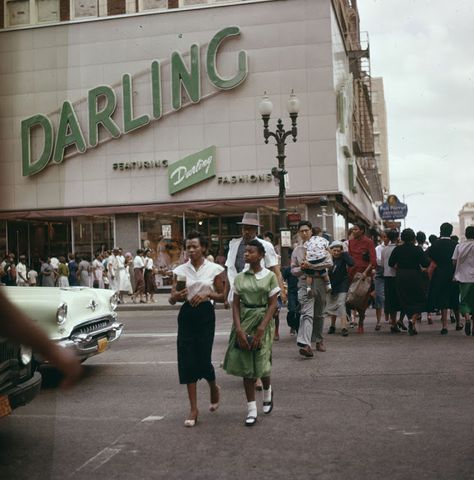 vintage everyday: 30 Old Photos Captured Street Scenes of Houston, Texas in the 1950s 1950s Photography, 1950s Life, 1950s Aesthetic, Houston Street, Transport Museum, Vintage Shopping, Texas History, Vintage Life, African American History