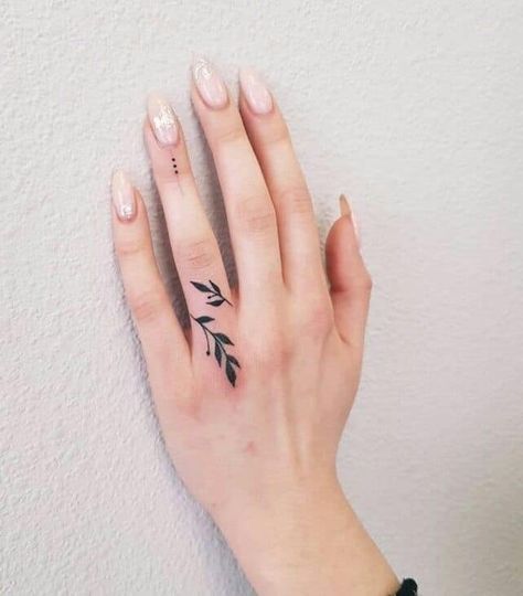 25 Dainty Finger Tattoos To Bring Out Your Beauty Finger Tattoo Symbols, Finger Tattoo Ideas, Cute Finger Tattoos, Tattoos Infinity, Small Finger Tattoos, Tato Henna, Finger Tattoo For Women, Tattoo Symbols, Hand Tattoos For Girls