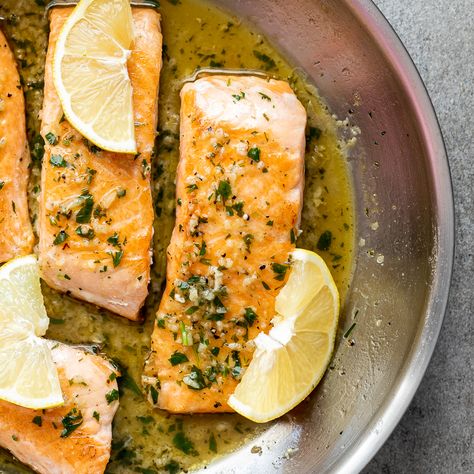 White wine garlic salmon Dinner Salmon, Salmon Curry, Pan Fried Salmon, Garlic Salmon, Fried Salmon, Fun Salads, 1200 Calories, Cooking Salmon, Weeknight Dinner Recipe