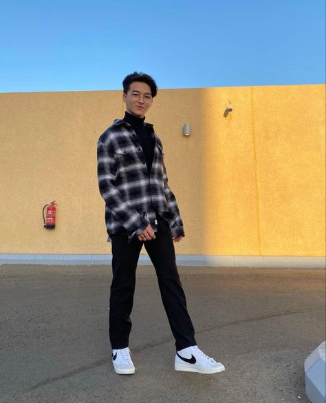 Mid 77 Blazer Outfit, Flanel Outfit Aesthetic Man, Astethic Outfit Men, Outfits Hombre Juvenil Aesthetic, Nike Blazer Outfit Men Fashion Styles, Outfit Grid Streetwear, Black And White Flannel Outfit, Nike Blazer Outfit Men, Nike Blazer Vintage