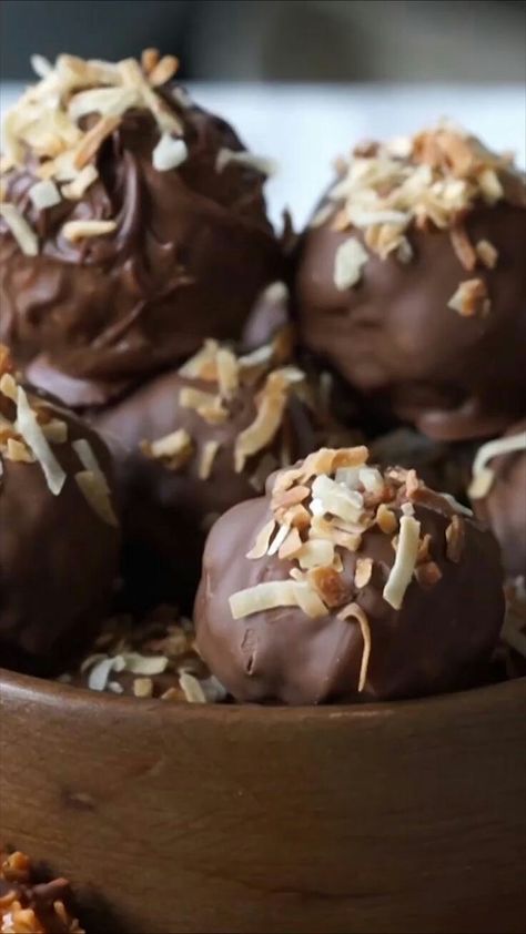 Samoa Truffles, Samoa Cookie, Truffle Recipe Easy, Chewy Caramel, Dessert Truffles, Candy Ideas, Truffles Recipe, Candy Truffles, Candy Recipes Homemade