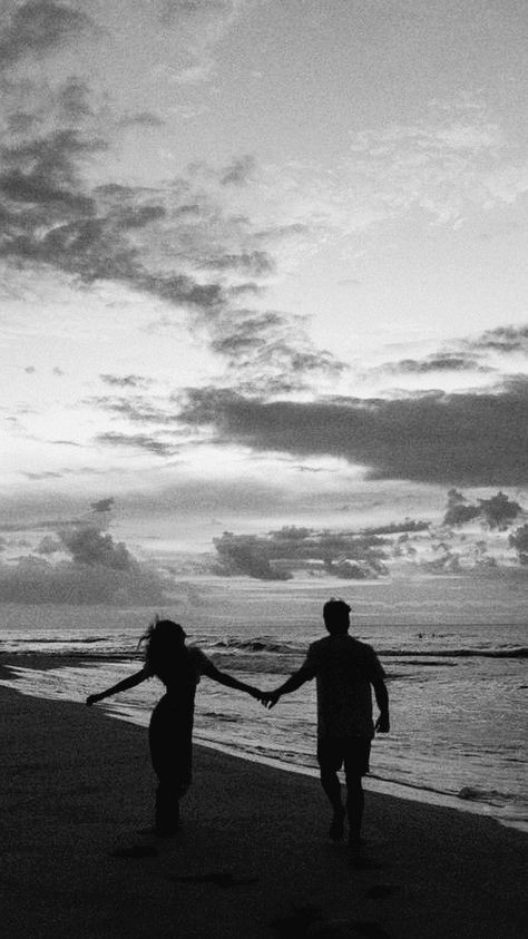 Couple Dancing Black And White, Black And White Relationships Goals, Black And White Couple Aesthetic, Romantic Black And White, Couples Vintage, Shooting Couple, Honeymoon Pictures, Black And White Couples, Black And White Beach