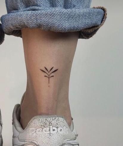 Discret Tattoos For Women, Mini Tattoos Wrist, Small Foot Tattoos, Animal Tattoo Ideas, Vegan Tattoo, Foot Tattoos For Women, Handpoke Tattoo, Small Hand Tattoos, Minimalist Tattoos