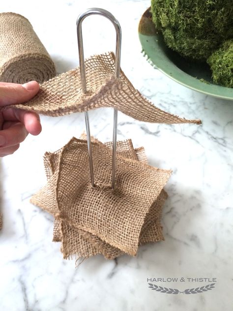 Primative Christmas Tree Decorations, Diy Burlap Christmas Tree, Diy Fabric Trees, Diy Country Christmas Decor, Spring Christmas Tree, Diy Farmhouse Christmas Decor, Farmhouse Christmas Decor Ideas Diy, Kersfees Idees, Rustic Christmas Crafts