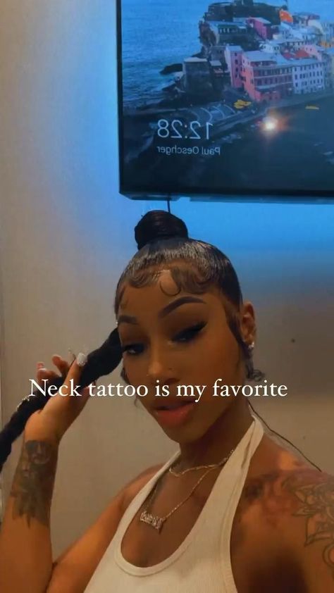 Baddie Back Tattoos Spine, Girls With Neck Tattoos, Neck Tattoos Black Women, Back Neck Tattoo For Women, Back Tattoos Black Women, Baddie Back Tattoos, Baddie Neck Tattoos, Baddie Shoulder Tattoo, Baddie Tatoos