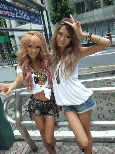 Japanese Fashion Trends, Gyaru Aesthetic, Agejo Gyaru, Gyaru Fashion, 2000s Fashion Outfits, Foto Ideas Instagram, J Fashion, Harajuku Fashion, 2000s Fashion