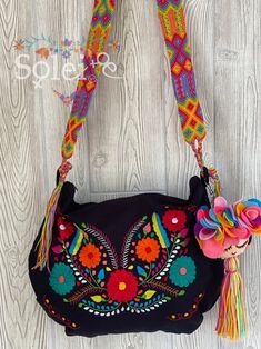 Traditional Mexican Embroidered Hand Bags For Women's | Handmade Embroidered Bags | Hand Bags Ideas Mexican embroidered bags are famous for their vibrant colors, intricate patterns, and rich cultural symbolism. These bags are not just fashion accessories; They are a piece of Mexican heritage that tells a story through each stitch. Mexican embroidered bags often feature a striking color palette inspired by the natural beauty of Mexico. Vibrant shades of red, blue, green and yellow are commonly us Mexican Bags Handbags, Mexican Outfit Ideas, Mexican Crochet, Mexico Boho, Hand Bags Ideas, Crochet Hand Bags, Mexican Bag, Recycled Plastic Bags, Hand Bags For Women