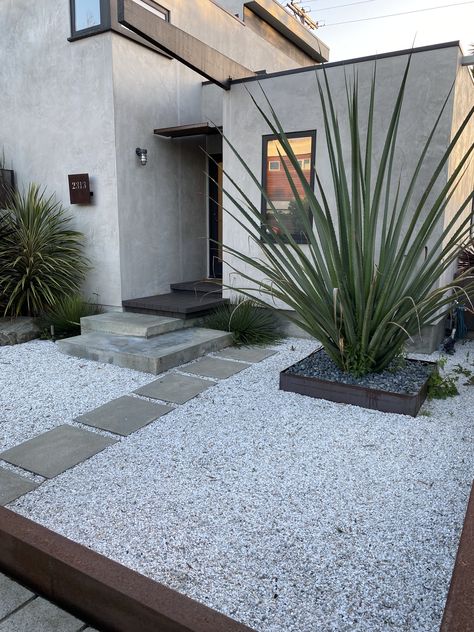 Small Modern Front Yard, Front Yard Inspiration Modern, Modern Rock Landscaping, Front Of House Landscape Ideas Modern, Modern Front Landscaping, Western Landscaping Ideas, Minimalist Front Yard Landscaping, Modern Desert Landscaping, Pebble Pathway